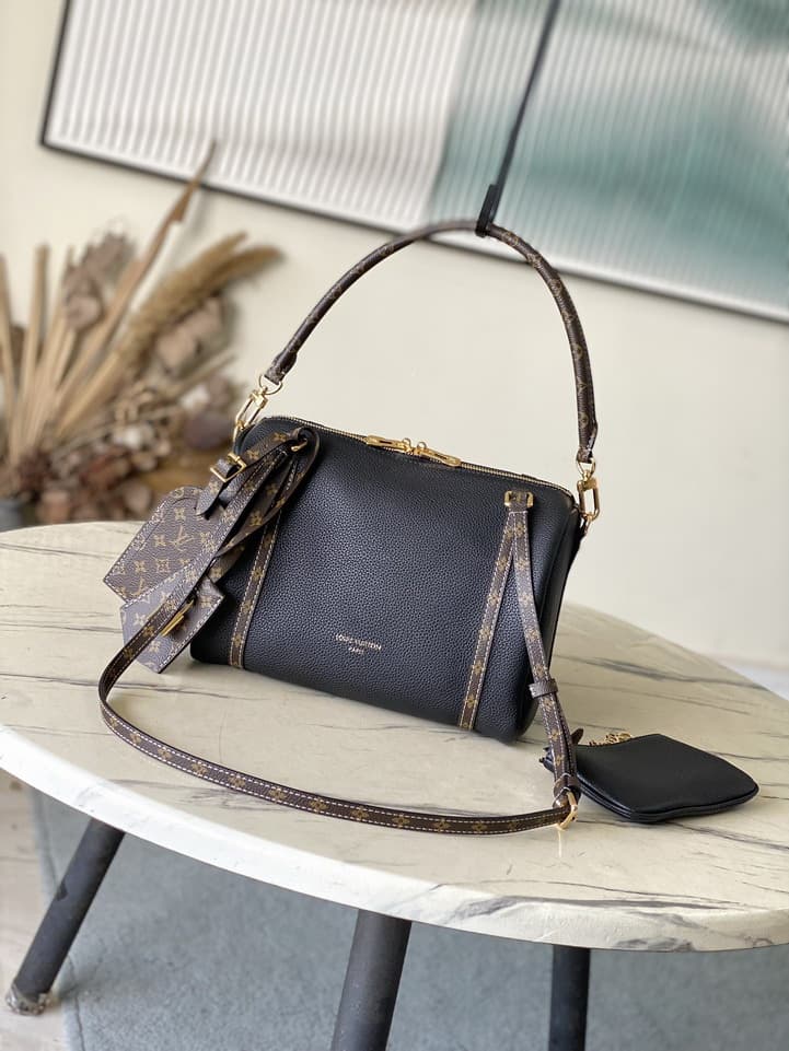 L X V Shoulder bag/handbag
